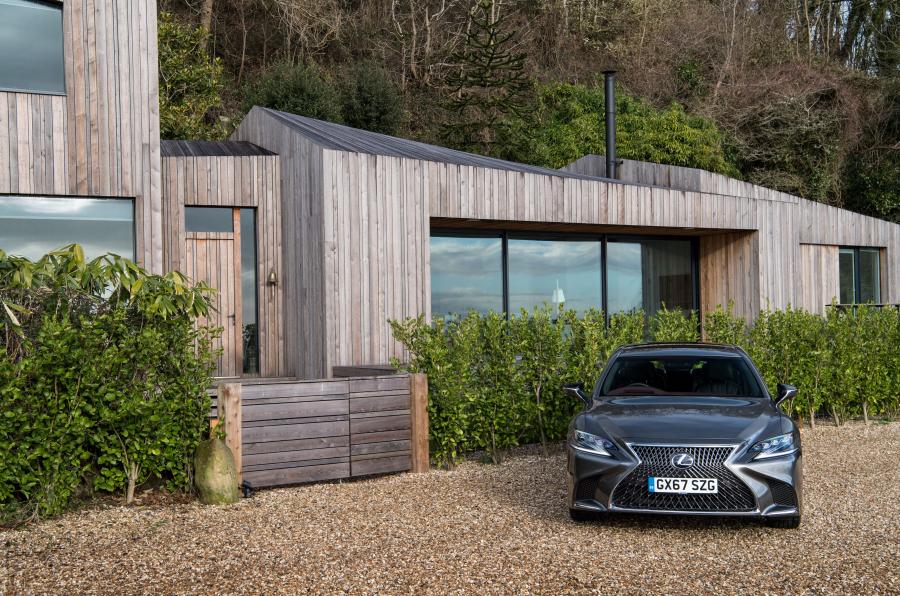  Lexus LS500h AWD 2018 года  (UK) (фото 20 из 40)